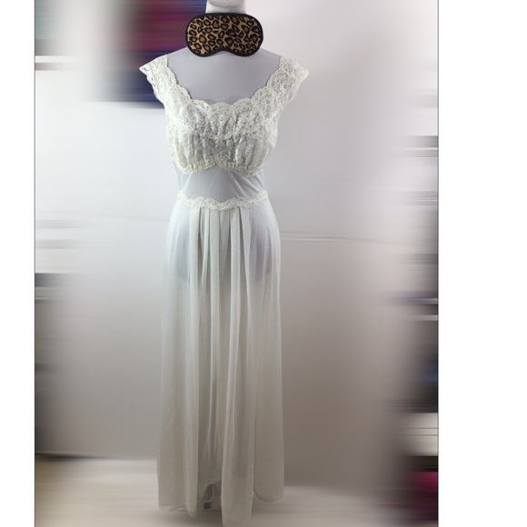 Vanity Fair White vintage 1950’s lace trim nightgown 34